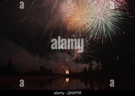 Lahore, Punjab, Pakistan. 14th août 2022. Une vue magnifique et captivante des feux d'artifice à Minar-e-Pakistan, Greater Iqbal Park en liaison avec le jour de l'indépendance de 75th à Lahore à minuit. Minar-e-Pakistan le monument historique au coeur de Lahore symbolise la lutte et les sacrifices pour un pays séparé dans le jour de l'indépendance du sous-continent (y?um-e-?z?di), observé chaque année le 14 août, est une fête nationale au Pakistan. Elle commémore le jour où le Pakistan a obtenu son indépendance et a été déclaré État souverain après la fin de l'empire britannique en 1947. Pakista Banque D'Images