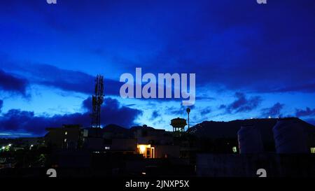 Ajmer, Inde. 14th août 2022. Le ciel bleu est vu pendant la mousson nuages se profilent au-dessus de la ville d'Ajmer Rajasthan, Inde sur 13 août 2022. Photo par ABACAPRESS.COM crédit: Abaca Press/Alay Live News Banque D'Images