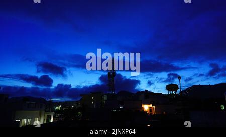 Ajmer, Inde. 14th août 2022. Le ciel bleu est vu pendant la mousson nuages se profilent au-dessus de la ville d'Ajmer Rajasthan, Inde sur 13 août 2022. Photo par ABACAPRESS.COM crédit: Abaca Press/Alay Live News Banque D'Images