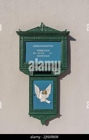 Ancienne boîte aux lettres publique suisse attachée au mur du bâtiment dans la vieille ville de Bâle Banque D'Images