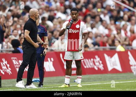 AMSTERDAM - (lr) l'entraîneur d'Ajax Alfred Schreuder, Jurrien Timber d'Ajax pendant le match néerlandais Eredivisiie entre Ajax Amsterdam et le FC Groningen à l'aréna Johan Cruijff sur 14 août 2022 à Amsterdam, pays-Bas. ANP MAURICE VAN STEEN Banque D'Images