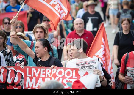 Manchester, Royaume-Uni. 14th août 2022. Les gens descendent dans la rue pour la marche Peterloo pour la démocratie. Les syndicats et les communautés locales se réunissent pour montrer au gouvernement que la crise du coût de la vie est hors de contrôle et que la population va s'unir pour lutter contre elle. Credit: Andy Barton/Alay Live News Banque D'Images