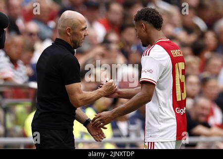 AMSTERDAM - (lr) l'entraîneur d'Ajax Alfred Schreuder, Devyne Rensch ou Ajax pendant le match néerlandais Eredivisiie entre Ajax Amsterdam et le FC Groningen à l'arène Johan Cruijff sur 14 août 2022 à Amsterdam, pays-Bas. ANP MAURICE VAN STEEN Banque D'Images