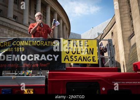 Manchester, Royaume-Uni. 14th août 2022. Jeremy Corbyn s'adresse à la foule qui s'est rassemblée sur la place Saint-Pierre après la marche de Peterloo pour la démocratie. Les syndicats et les communautés locales se réunissent pour montrer au gouvernement que la crise du coût de la vie est hors de contrôle et que la population va s'unir pour lutter contre elle. Credit: Andy Barton/Alay Live News Banque D'Images