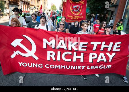 Manchester, Royaume-Uni. 14th août 2022. Les gens descendent dans la rue pour la marche Peterloo pour la démocratie. Les syndicats et les communautés locales se réunissent pour montrer au gouvernement que la crise du coût de la vie est hors de contrôle et que la population va s'unir pour lutter contre elle. Credit: Andy Barton/Alay Live News Banque D'Images