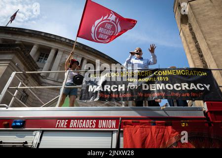 Manchester, Royaume-Uni. 14th août 2022. Les membres du syndicat s'adresse à la foule qui s'est rassemblée à la place Saint-Pierre. Les syndicats et les communautés locales se réunissent pour montrer au gouvernement que la crise du coût de la vie est hors de contrôle et que la population va s'unir pour lutter contre elle. Credit: Andy Barton/Alay Live News Banque D'Images