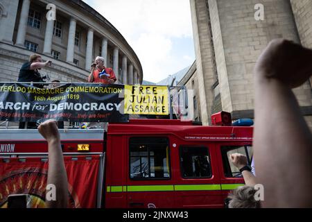 Manchester, Royaume-Uni. 14th août 2022. Jeremy Corbyn s'adresse à la foule qui s'est rassemblée sur la place Saint-Pierre après la marche de Peterloo pour la démocratie. Les syndicats et les communautés locales se réunissent pour montrer au gouvernement que la crise du coût de la vie est hors de contrôle et que la population va s'unir pour lutter contre elle. Credit: Andy Barton/Alay Live News Banque D'Images