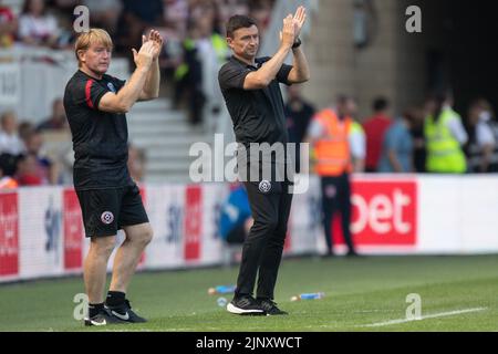 Paul Heckingbottom, directeur de Sheffield United, et son assistant Stuart McCall applaudissent leurs joueurs pendant la seconde moitié à Middlesbrough, au Royaume-Uni, le 8/14/2022. (Photo de James Heaton/News Images/Sipa USA) Banque D'Images