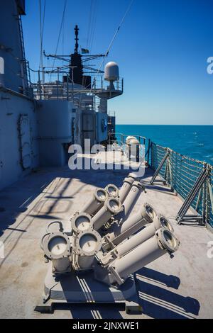 Le lance-balles est visible sur le pont d'un navire militaire naviguant sur la mer. Banque D'Images