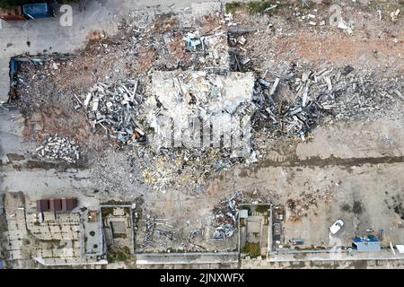 Vue de dessus du bâtiment détruit. Vue aérienne des ruines. Vue de dessus et prendre de drone. Banque D'Images