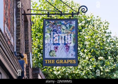 Panneau de pub pour les raisins, un pub historique au bord de la rivière à Narrow Street, Limehouse, Londres. Banque D'Images