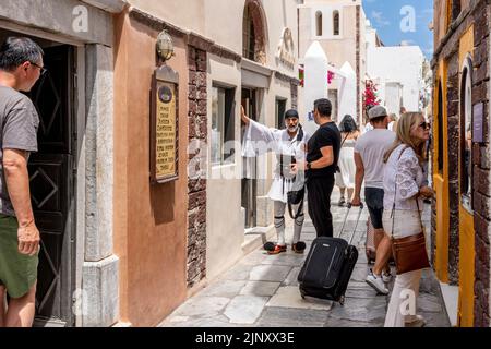 Un homme local vêtu d'un costume traditionnel sur l'île de Santorini, les îles grecques, la Grèce. Banque D'Images