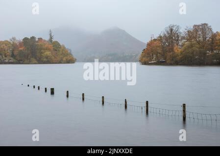 Belle image de paysage de longue exposition de Derwentwater regardant vers le pic de Catcloches en automne en début de matinée Banque D'Images