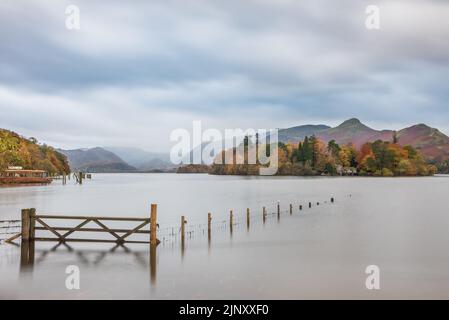 Belle image de paysage de longue exposition de Derwentwater regardant vers le pic de Catcloches en automne en début de matinée Banque D'Images