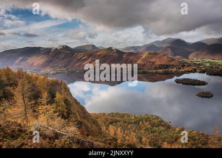 Paysage épique image d'automne de la vue de Walla Crag dans le Lake District, au-dessus de Derwentwater regardant vers des cloches et des montagnes lointaines avec la stupéfiante F Banque D'Images