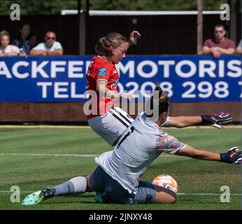 Londres, Royaume-Uni. 14th août 2022. Londres, Angleterre, 14 août 2022 : le gardien de but Mackenzie Arnold (#1 West Ham) fait une économie aux pieds d'Angela Addison (#11 Charlton) pendant la fixation d'avant-saison entre Charlton Athletic et West Ham Unis à l'Oakwood, Londres. (James Whitehead/SPP) crédit: SPP Sport Press photo. /Alamy Live News Banque D'Images