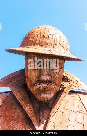 Tommy une statue de l'artiste soldat de la première Guerre mondiale Ray Lonsdale près du mémorial de guerre de Seaham Co Durham AKA 1101 Eleven-O-ONE en acier corten soudé Banque D'Images