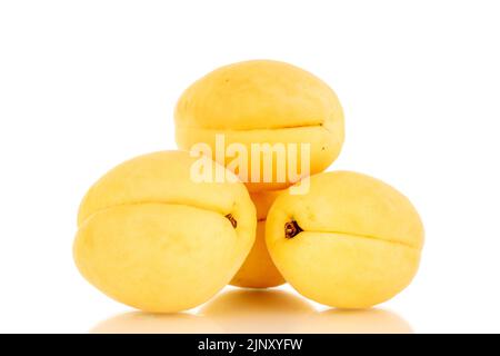 Trois abricots jaune vif juteux d'ananas, macro, isolés sur un fond blanc. Banque D'Images