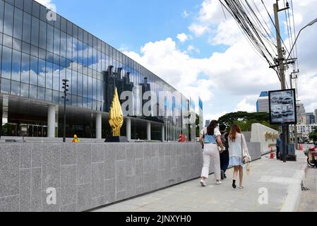 Bangkok, Bangkok, Thaïlande. 14th août 2022. Le Centre national des congrès Queen Sirikit (QSNCC), un centre des congrès situé au cœur de Bangkok, est en cours de rénovation pour accueillir les dirigeants économiques de l'APEC au ''APEC Thailand 2022'' de la coopération économique Asie-Pacifique (APEC). La devise de la réunion était « ouverte. Connectez. Balance.'' en novembre 2022, la Thaïlande avait déjà accueilli la réunion de l'APEC en 2003 et 1992. (Credit image: © Teera Noisakran/Pacific Press via ZUMA Press Wire) Banque D'Images