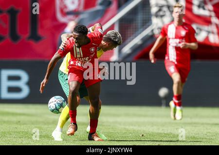 ENSCHEDE - Michael Tirpan de Fortuna Sittard, Virgile Misidjan du FC Twente (lr) pendant le match néerlandais Eredivisiie entre le FC Twente et Fortuna Sittard au stade de Grolsch Veste sur 14 août 2022 à Enschede, pays-Bas. ANP VINCENT JANNINK Banque D'Images