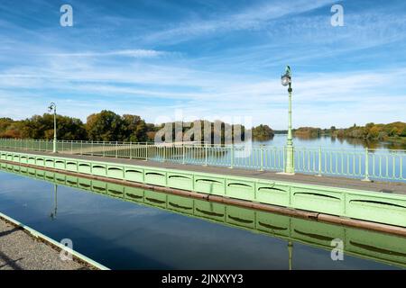 L'aqueduc de Briare, dans le centre de la France, transporte un canal au-dessus de la Loire lors de son trajet jusqu'à la Seine. Banque D'Images