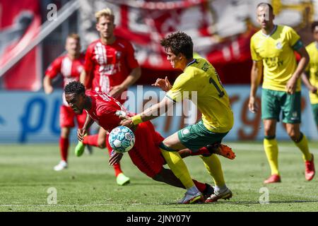 ENSCHEDE - Virgile Misidjan du FC Twente, Rodrigo Guth de Fortuna Sittard(lr) pendant le match néerlandais Eredivisiie entre le FC Twente et Fortuna Sittard au stade de Grolsch Veste sur 14 août 2022 à Enschede, pays-Bas. ANP VINCENT JANNINK Banque D'Images