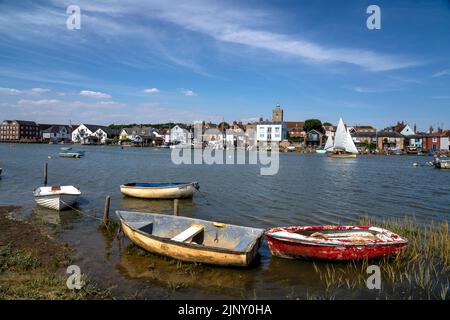 WIVENHOE DANS L'ESSEX, PHOTOGRAPHIÉ DE LA RIVE OPPOSÉE (ROWHEDGE). Banque D'Images