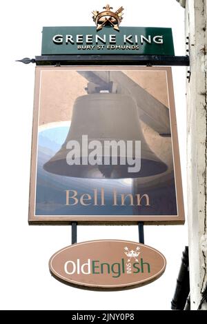 Panneau de pub suspendu traditionnel à l'hôtel/maison publique Bell - Greeneking pub - King Street, Thetford, Norfolk, Angleterre, Royaume-Uni Banque D'Images