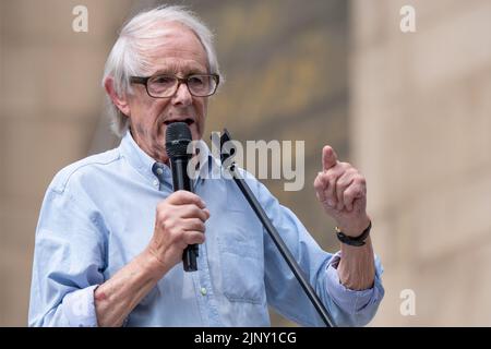 Le directeur Ken Loach s'adresse à un rassemblement le 14th août 2022 à Peterloo Memorial March. Les marcheurs se sont assemblés à Piccadilly Gardens pour se rendre à la place Saint-Pierre. Le massacre de Peterloo a eu lieu le 16 août 1819. L'Assemblée du peuple de Manchester soutient la marche de Peterloo. Credit: GaryRobertschography/Alamy Live News Banque D'Images