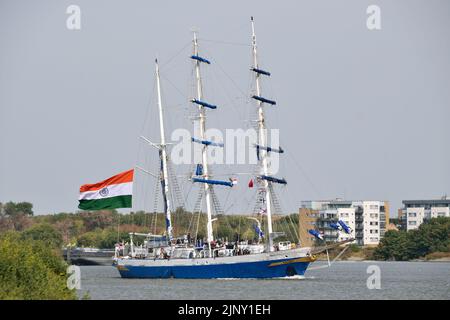 Arrivée sur la Tamise NS TARANGINI A75, le navire de formation à la voile de la Marine indienne, séjournant à West India Doc et visitant Londres dans le cadre des événements #IndiaAt75 / #AzadiKaAmritMahotsSAV. Banque D'Images