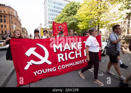 De jeunes communistes défilent à Manchester, au Royaume-Uni. 14th août 2022. Peterloo March Marchers assemblés à Piccadilly Gardens, 12pm pour 12,30pm part, mars à la place Saint-Pierre. Suivi d'un rallye après la marche sur la place Saint-Pierre. Le film de Julian Assange a montré 6,30pm à Briton's protection qui a des liens historiques avec le massacre de Peterloo du 16 août 1819. Photo: Garyroberts/worldwidefeatures.com Banque D'Images