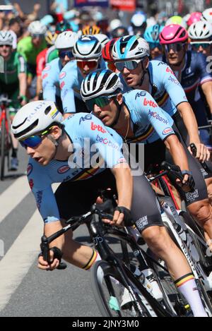 Rune Herregodt Belge, Dries de Bondt Belge et Tim Merlier Belge photographiés en action lors de la course sur route des hommes Elite (209,4km) aux Championnats d'Europe Munich 2022, à Munich, en Allemagne, le dimanche 14 août 2022. La deuxième édition des Championnats d'Europe a lieu du 11 au 22 août et comporte neuf sports. BELGA PHOTO BENOIT DOPPAGNE Banque D'Images