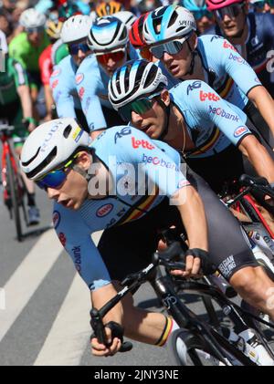 Rune Herregodt Belge, Dries de Bondt Belge et Tim Merlier Belge photographiés en action lors de la course sur route des hommes Elite (209,4km) aux Championnats d'Europe Munich 2022, à Munich, en Allemagne, le dimanche 14 août 2022. La deuxième édition des Championnats d'Europe a lieu du 11 au 22 août et comporte neuf sports. BELGA PHOTO BENOIT DOPPAGNE Banque D'Images