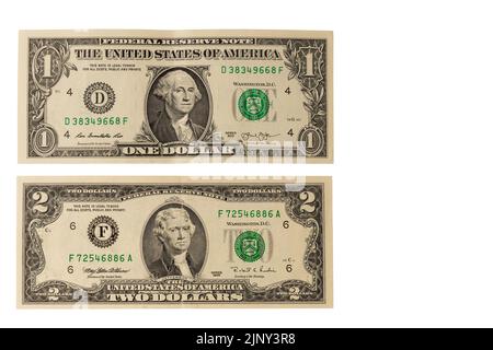 Vue rapprochée d'un et deux billets en dollars américains isolés sur fond blanc. Suède. Banque D'Images