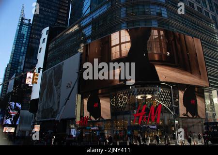 Ibrant Times Square : le cœur du divertissement et de la culture de New York, bourdonnement de vie et de couleur Banque D'Images