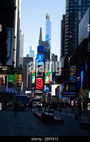 Ibrant Times Square : le cœur du divertissement et de la culture de New York, bourdonnement de vie et de couleur Banque D'Images