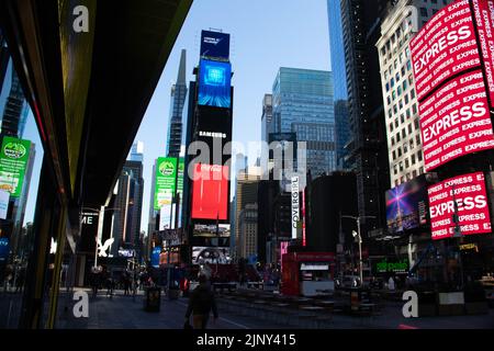 Ibrant Times Square : le cœur du divertissement et de la culture de New York, bourdonnement de vie et de couleur Banque D'Images