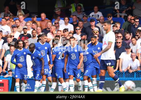 Londres, Royaume-Uni. 14th août 2022. Londres, Royaume-Uni. 14th août 2022. 14th août 2022 ; Stamford Bridge, Chelsea, Londres, Angleterre : Premier League football, Chelsea versus Tottenham : Kalidou Kouilbaly de Chelsea célèbre son but avec ses coéquipiers pour 1-0 en 19th minutes crédit: Action plus Sports Images/Alay Live News crédit: Action plus Sports Images/Alay Live News Banque D'Images