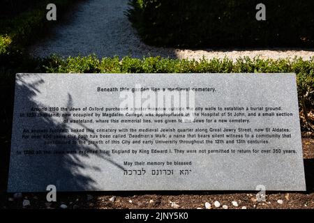 Oxford, Royaume-Uni. 12th août 2022. Un monument commémoratif à Lasker Rose Garden marque le site d'un ancien cimetière juif. On croit que jusqu'à 200 corps l'ont été Banque D'Images