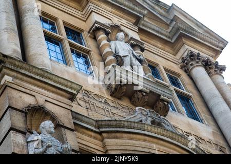 Oxford, Royaume-Uni. 12th août 2022. Une statue de Cecil Rhodes est vue depuis la High Street. Les militants ont appelé à la suppression de l'imperia britannique Banque D'Images