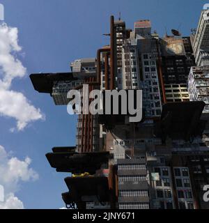 3D-illustration d'un multiverset avec des cyprcapers dans les nuages Banque D'Images