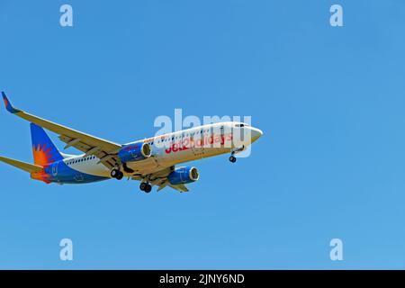 Jet2 jours fériés Boeing 737-8mg en approche finale. Banque D'Images