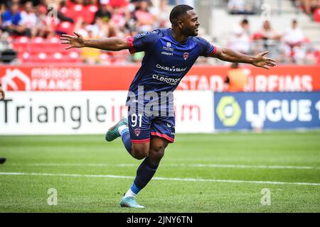 Reims, France. 14th août 2022. JEREMIE BELA de Clermont foot 63 célèbre son but lors de l'action de la Ligue française 1 contre le Stade de Reims au stade Auguste Delaune. (Image de crédit : © Matthieu Mirville/ZUMA Press Wire) Banque D'Images