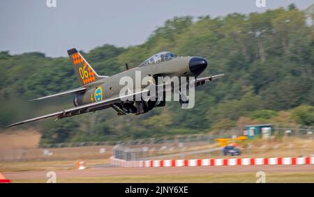 Vol historique de la Force aérienne suédoise J-32 Lansen, au départ du Royal International Air Tattoo Banque D'Images