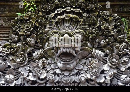 Bali deity Daemon Barong face sculpture en pierre Banque D'Images