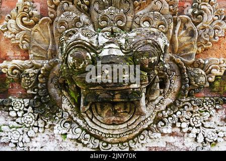 Bali deity Daemon Barong face sculpture en pierre Banque D'Images