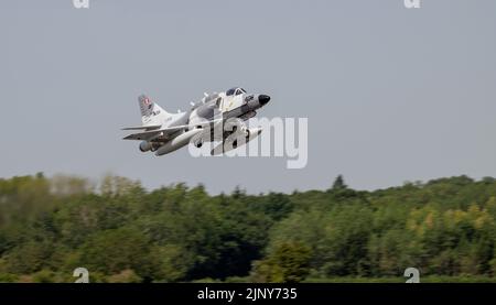 Douglas A-4N Skyhawk au départ du Royal International Air Tattoo Banque D'Images