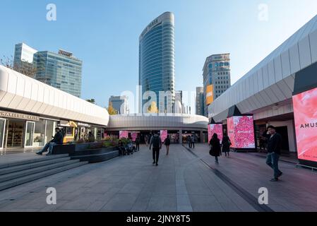 Séoul, Corée du Sud - 05 novembre 2019: Personnes marchant au centre de congrès et d'expositions de Coex dans le quartier de Gangnam, Séoul. Banque D'Images
