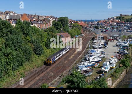 Northern Rail classe 156 DMU au départ de Whitby sur la pittoresque ligne de chemin de fer de la vallée d'Esk, Yorkshire, Royaume-Uni Banque D'Images