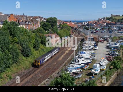 Northern Rail classe 156 DMU au départ de Whitby sur la pittoresque ligne de chemin de fer de la vallée d'Esk, Yorkshire, Royaume-Uni Banque D'Images